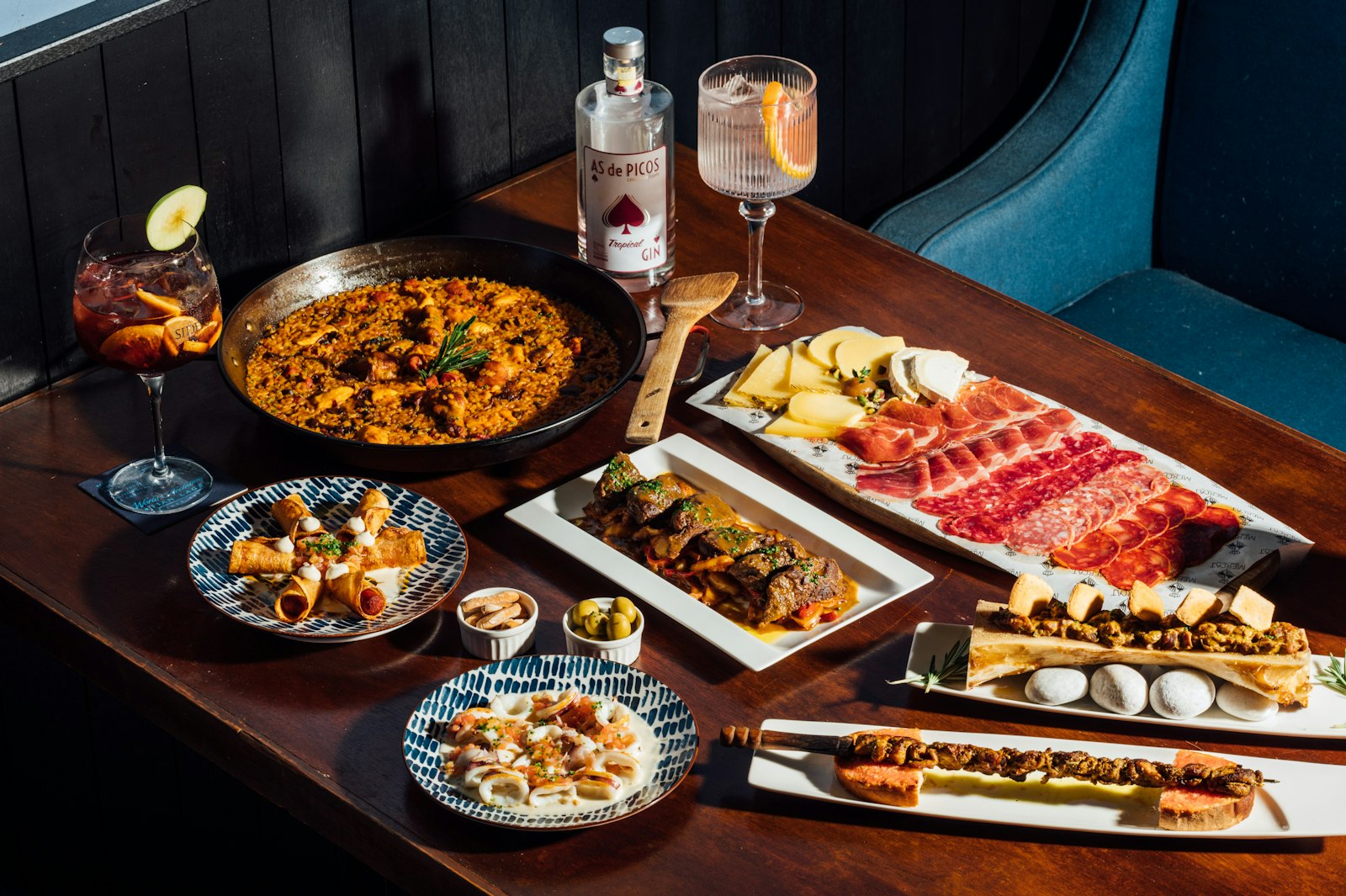 A table with tapas and drinks in a Barcelona bar